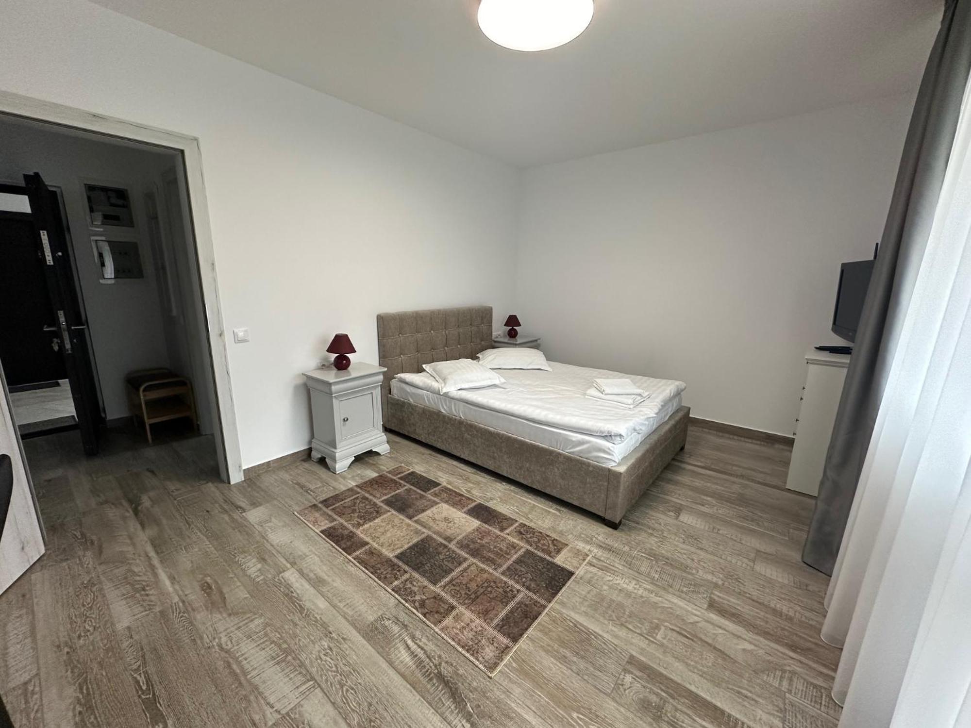 The View Apartment 3 Буштені Екстер'єр фото